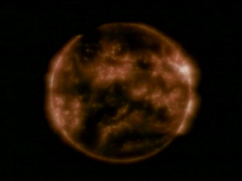 Imagen del sol con filtro negro. Imagen de sciencepics.org con licencia Creative Commons